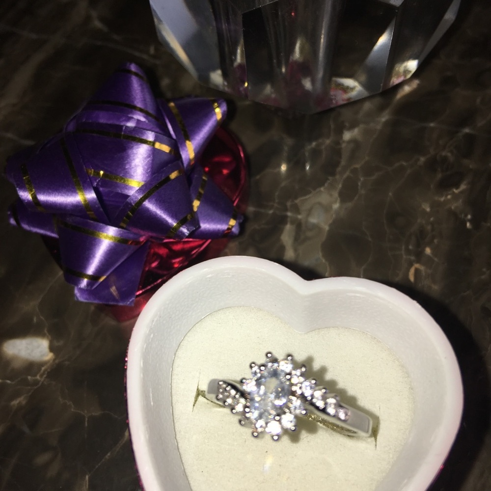 Sterling Silver ring size 7 with 17 Rhinestone